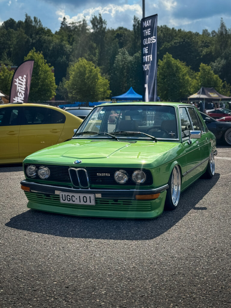 BMW 525 E12 year 1976 old classic car in green color